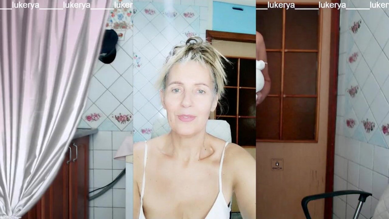 Lukerya: Lukerya coquetea con los fanáticos en sus pantalones cortos blancos...