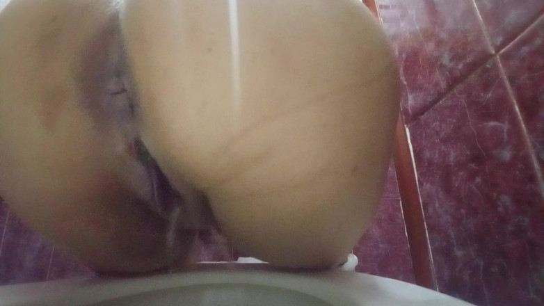 irina69star: 看護師は、オフィスのバスルームにカメラを置く未知の人物によって記録されています