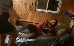 Se muda a una casa vacía y termina en una naturaleza salvaje con una extraña parte 1