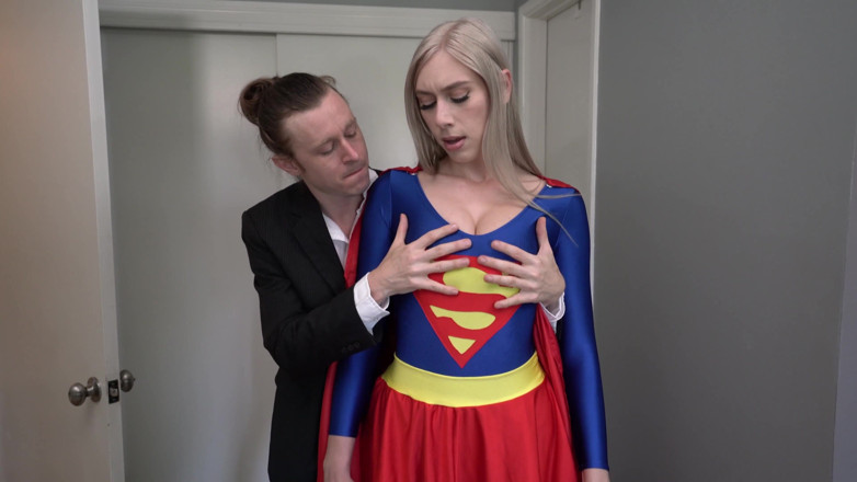Conor Coxxx: Hanbná účast s Kay Lovely jako Supergirl