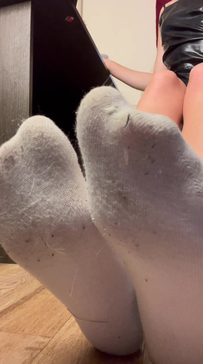 Skinny_lady69: Saya akan Mengajar Awak Untuk Sukakan Bau Stoking