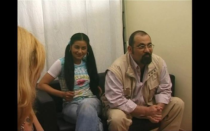 My porn family: अच्छे स्तन और बालों वाली चूत वाली अद्भुत युवा विंटेज लड़की की बड़े लंड द्वारा मुंह में चुदाई और वीर्य निकालना