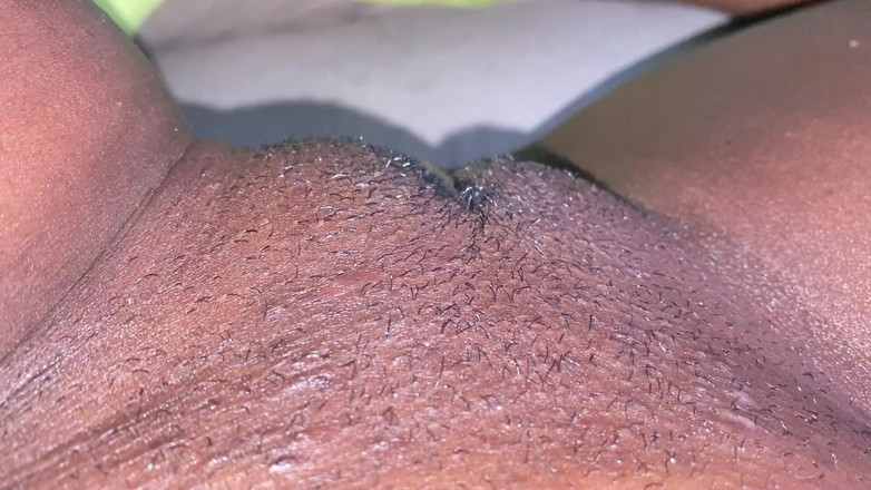 omairaberbatov: La cameriera si bagna con il suo nuovo vibratore