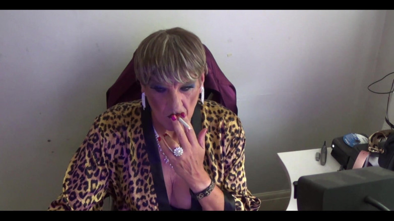Mature Tina TV: Sesiune de fumat