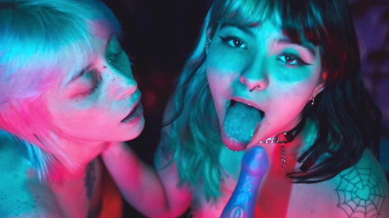 Quente club: Acidalia e Nath - lesbijstwo między przyjaciółmi