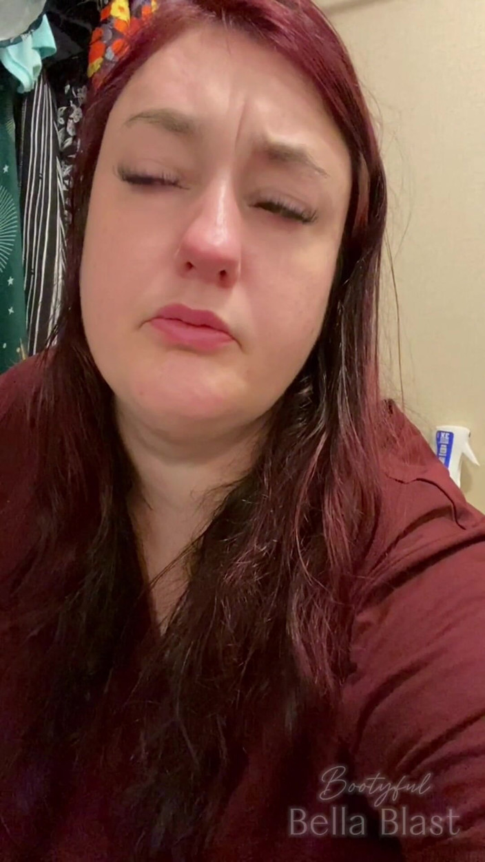 BellaBlast: Зрительный контакт толстушки в туалете с и бревнами в интимном видео от первого лица с Bella Blast