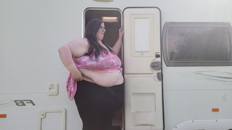 SSBBWLadyBrads: SSBBW vs piccola porta roulotte