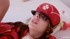 Nu Cosplay: Lymia Marks получает кримпай как Klee от удара Genshin