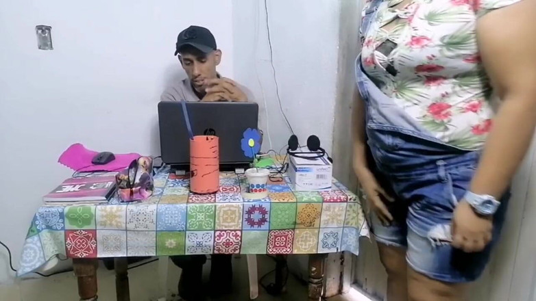 Adribella69: 女仆通过移动她的大屁股来工作，而我则看着她...她让我的鸡巴硬