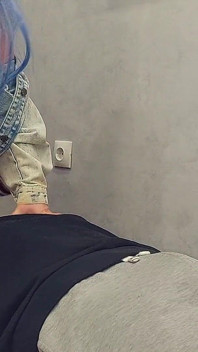 Pocieraj swoją mokrą cipkę w twarz i jeździć na jego kutasie, aż spuści spermę