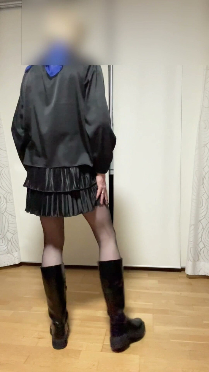 schnucka: Secretary in Miniskirt Releases Pressure Before Going Out