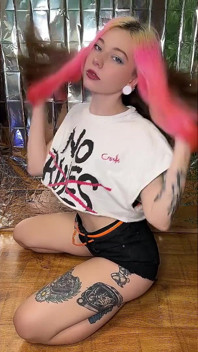 Ahegao provoca el cabello rosa