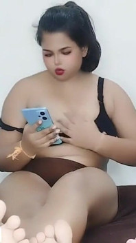 Fată indiană studentă Niharik discută cu iubitul