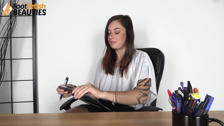 Foot Fetish HD: Неслухняний професор вчить свого студента поклонятися чудовим ногам