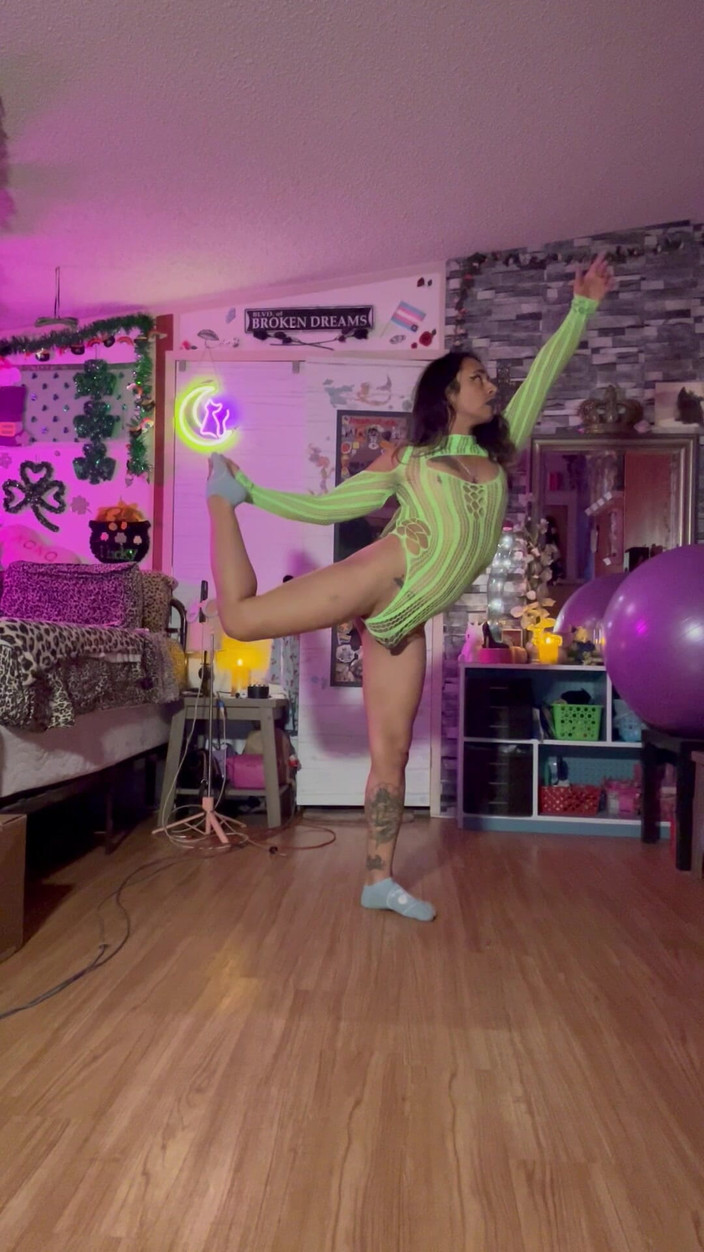 TSJade95: Hezká, když pláče, smyslný nahý tanec