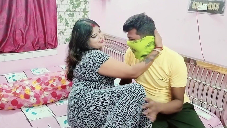 Horny Rose: Indian Bhabi Fucked by Loan Recovery Guy!