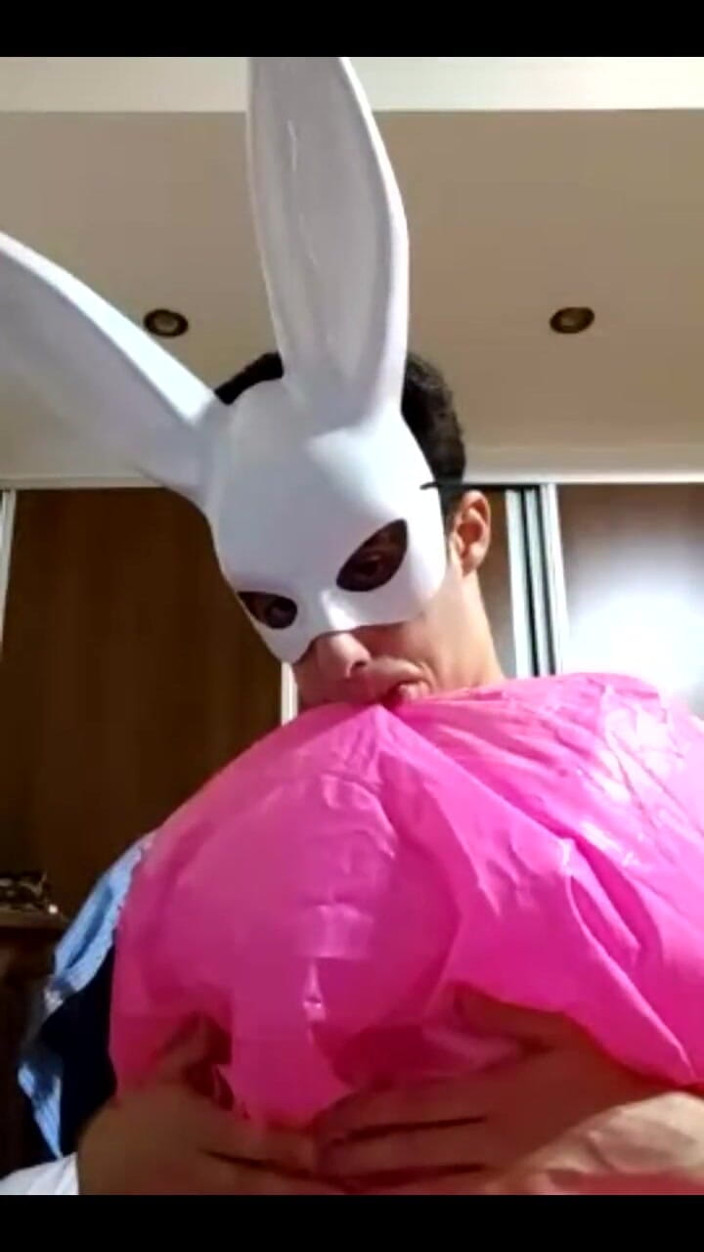 Floatie Boy: Bunny looner yayında mastürbasyon yaparken şişme pembe sandalyesini ve büyük net...