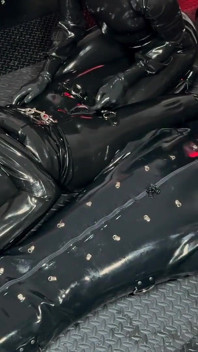 Mistressae Sessions com Princess Látex Rubber Doll: White Cum on Black Látex