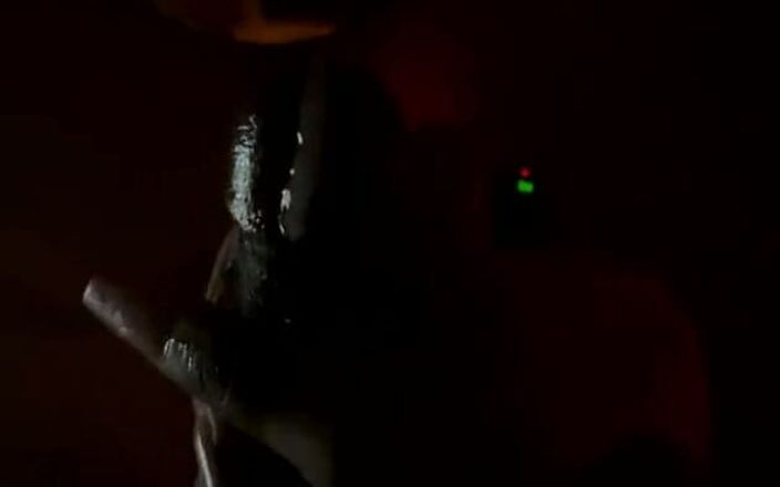 AJ180: Aj180 Prezintă: gemete mami se masturbează