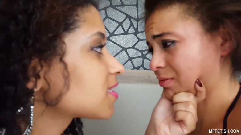 Sapphic Latinas: Menjilat pepek dan tampar muka