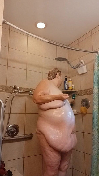 BBW nurse Vicki adventures with friends: Vicki perawat berkeringat membutuhkan mandi