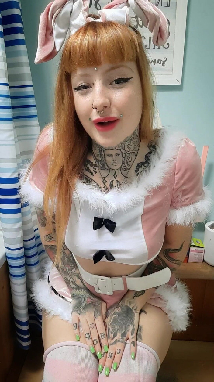 Yourfavecumslut: आकर्षक बनी को गोल्डनशॉवर देना पसंद है