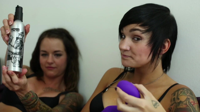 Hot Girlz: Tatooed lesbians gets wild on scissor fuck