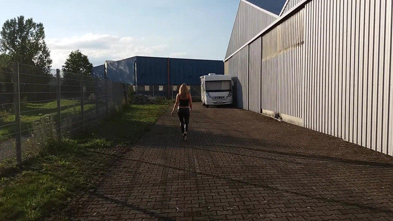 martinawest: Dospělá v těsných černých legínách