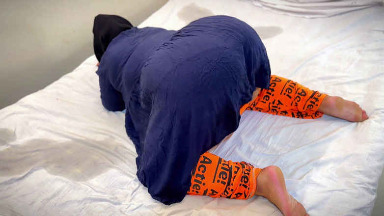 Aria Mia: 18+ ung BBW sexig vandrarhemflicka tittar på porr &amp; onanerar när...