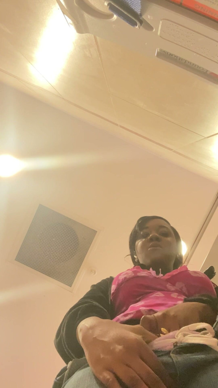 ALLIYAH ALECIA: Masturbation rapide en solo dans la salle de bain du...