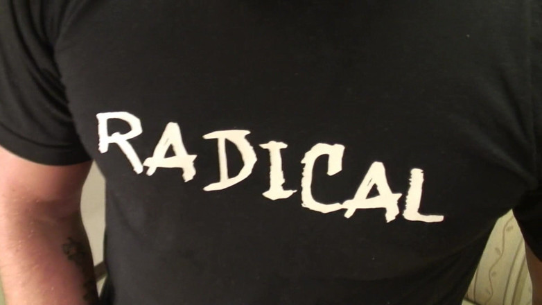 Radical: Bruna finlandese dai capelli corti e grosso cazzo