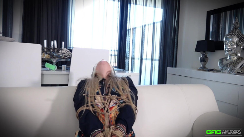 Gag Attack: Aubrey - fortement attachée et plusieurs haut-le-cœur