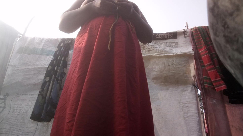 Sadia vabi: गांव की भाभी अपनी सुंदर चूत दिखाती है