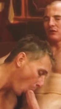 Glutei maschili scena 1: una coppia gay magra si scopa i culi a vicenda in palestra