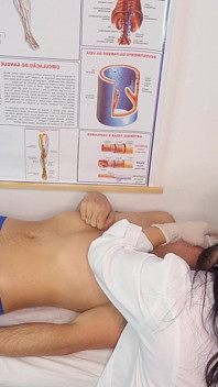 Enfermera hace que el paciente tenga una erección muy dura