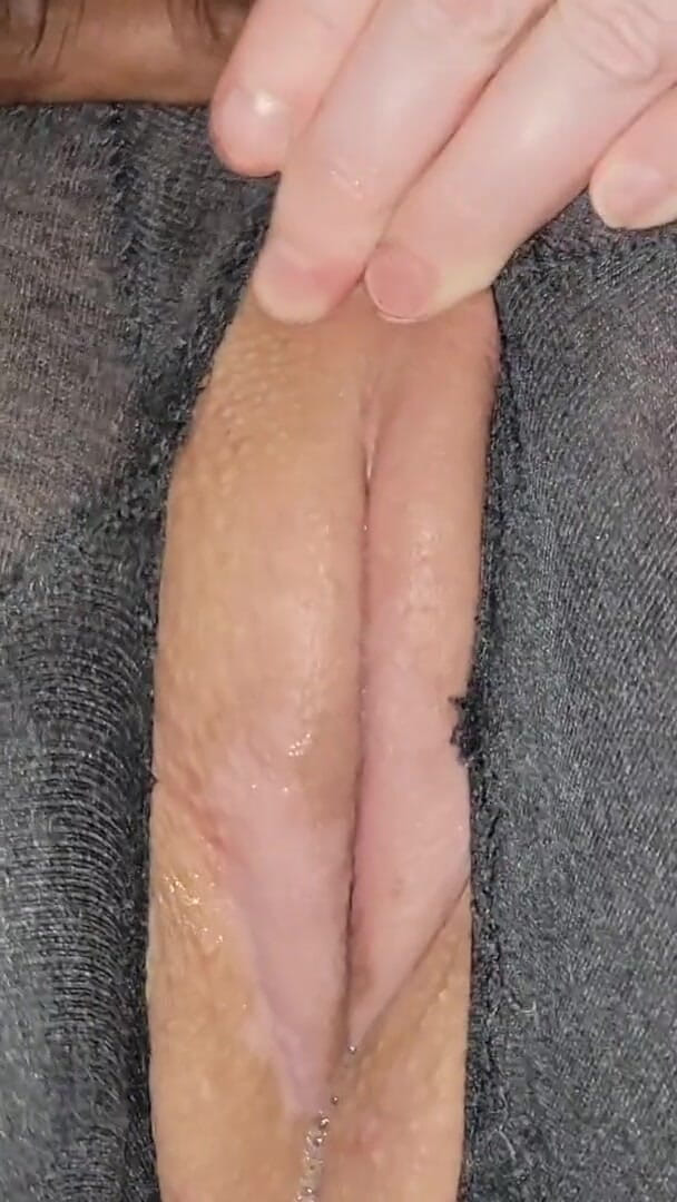 Big Booty Beauty: Bibir vagina basah tebal si cantik pantat besar digoda melalui...