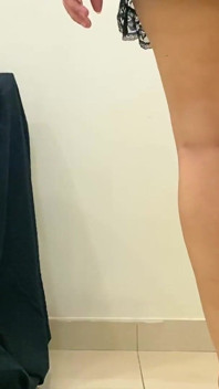 Bonita sexy peituda milf andando nua em seus saltos altos, saltando seus peitos grandes e sua bunda grande perfeita