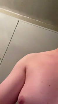 Nue dans la cage d’escalier et une branlette au sous-sol