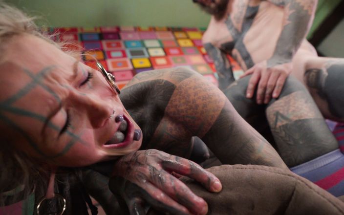 Z-Filmz: Anuskatzz își testează noul actor porno