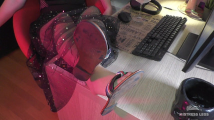 Mistress Legs: 내 나일론 발에 매달려 있는 귀여운 샌들