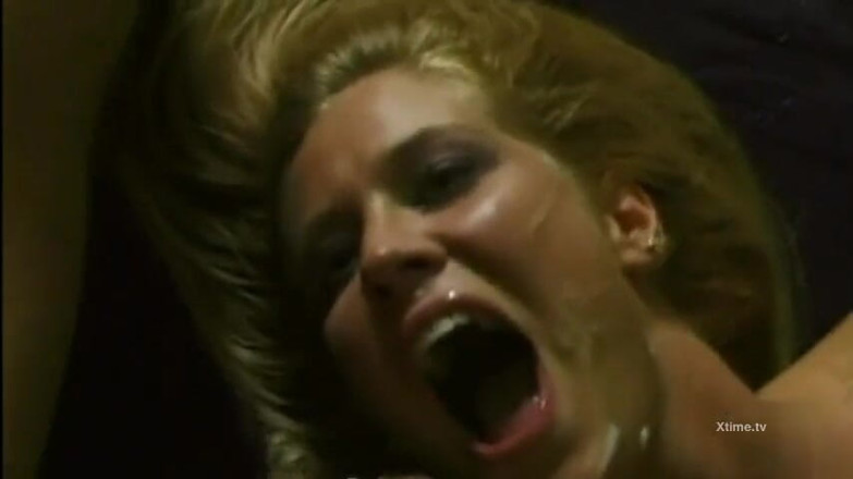 Monster Cocks: Sexy blondýnka v černých punčochách má gangbang v krejčovské laboratoři!