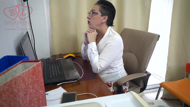 Strange stepfamily: Secretaria sexretaria se la follan con un consolador Cámara de...