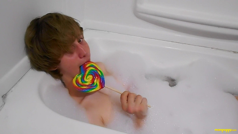 Man Puppy: Usia bermain handjob di bak mandi