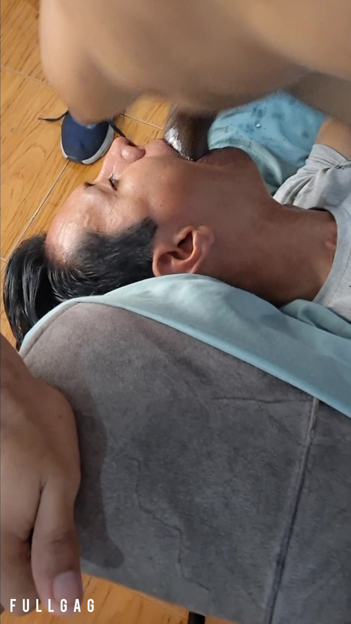 fullgag: 짧게: 그녀는 숨을 쉬지 않았고, 검은 음경이 목구멍을 통과하게 했다