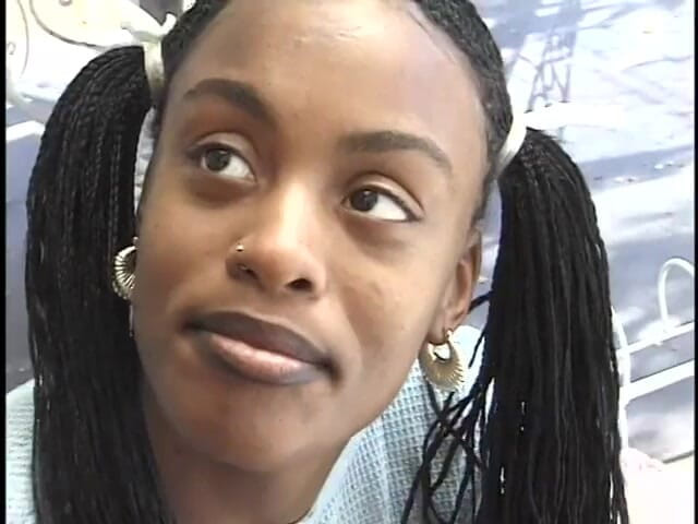 Hot and Wet: Garota negra gosta de chupar pau branco