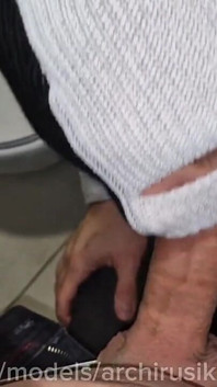 Przypadkowy przechodzień ssał mojego penisa w publicznej toalecie centrum handlowego i jędł moją spermę!
