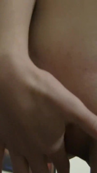 Geiles mädchen masturbiert in ihrem casting