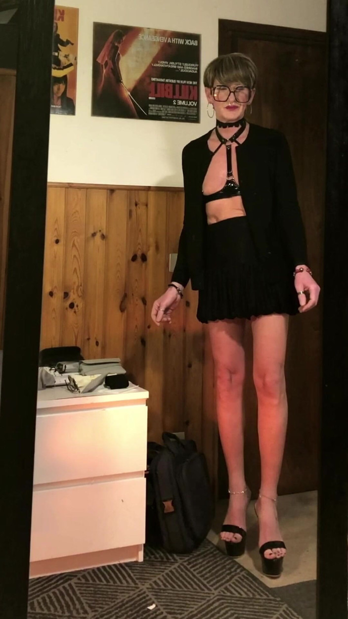 Andreina Naty: Elegantní dáma chodí na vysokých podpatcích