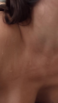 Esnek orta yaşlı seksi kadın nuru masajı sırasında göt deliğini kaybediyor