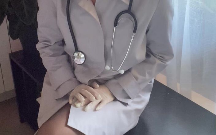 Carolina Iena: स्टॉकिंग पहनी इतालवी डॉक्टर हस्तमैथुन करती है और Blasphemes